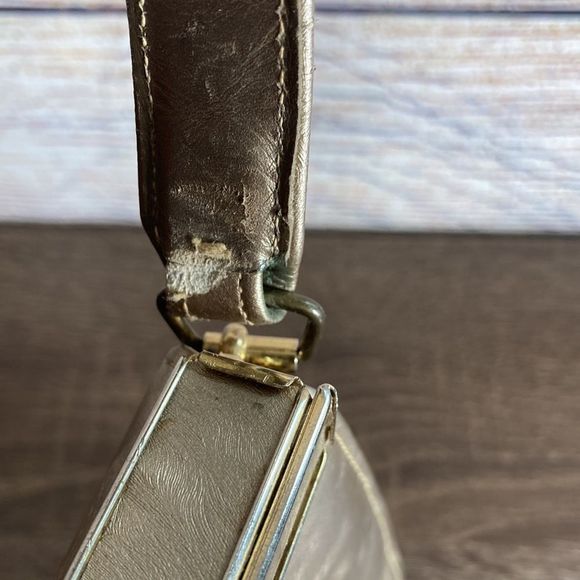 Vintage 1960’s Lenox Bags Hand Bag Gold with hand strap - Picture 3 of 14